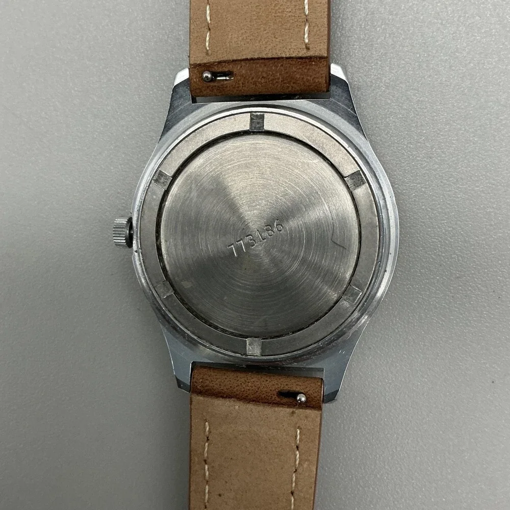 Chaika Oficerskie Mens Watch 36mm USSR Brown Leather Band Military Manual Wind